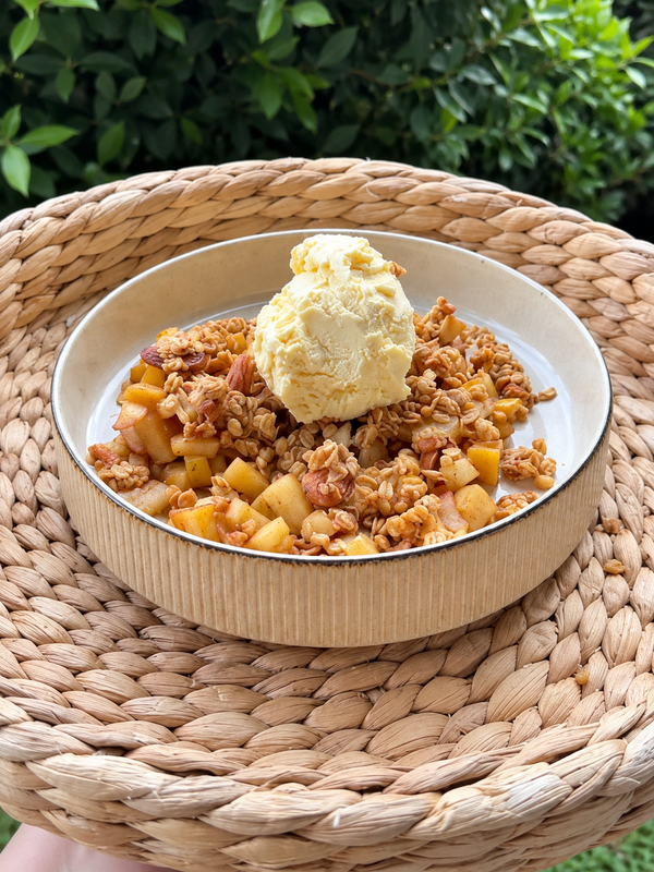Crumble de manzana saludable con granola de almendra Underfive y una bolita de helado de vainilla